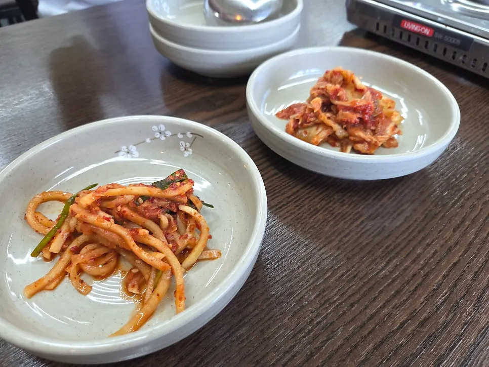 세팅된 전골 냄비와 밑반찬