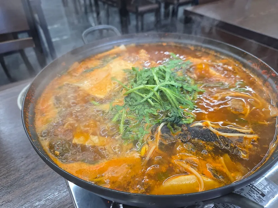 무 쑥갓 콩나물 두부가 담긴 동태전골