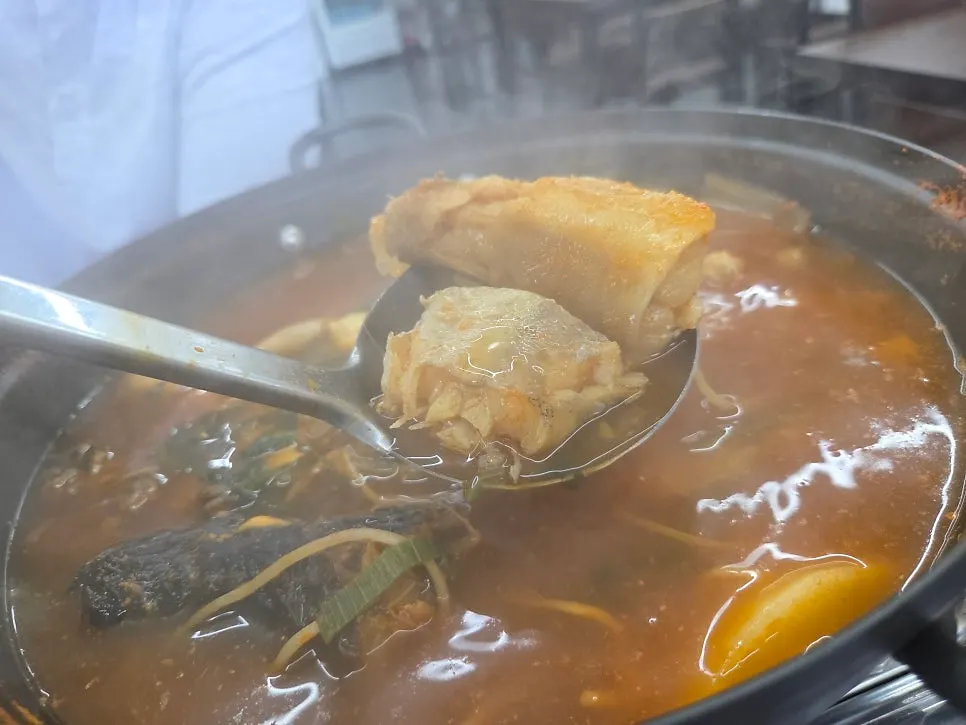 국자로 건져 올린 동태전골 건더기