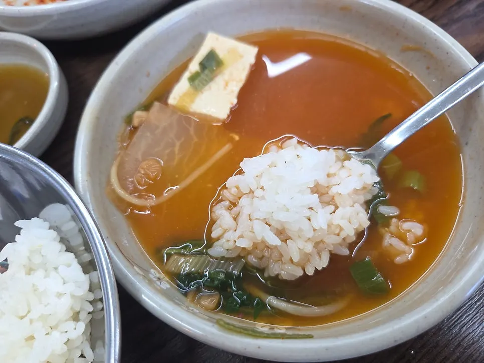 국물에 밥을 말아 먹은 그릇
