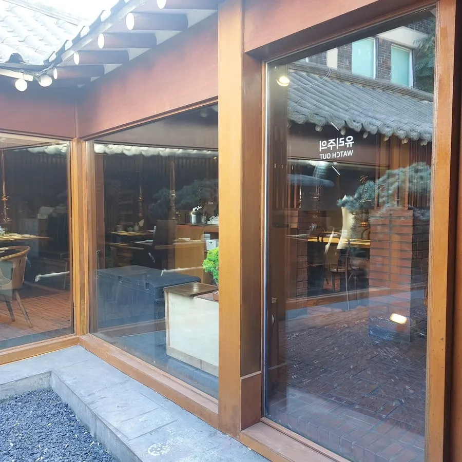 Waiting area with red brick and briquettes