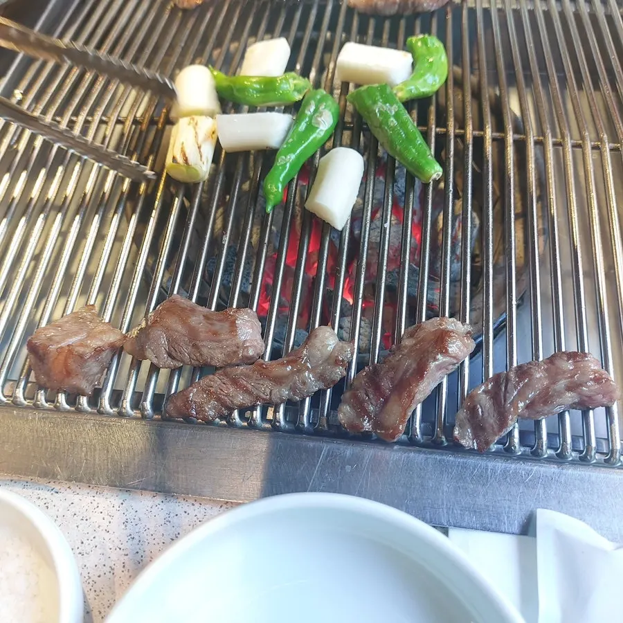 Staff member grilling hanwoo flower short rib