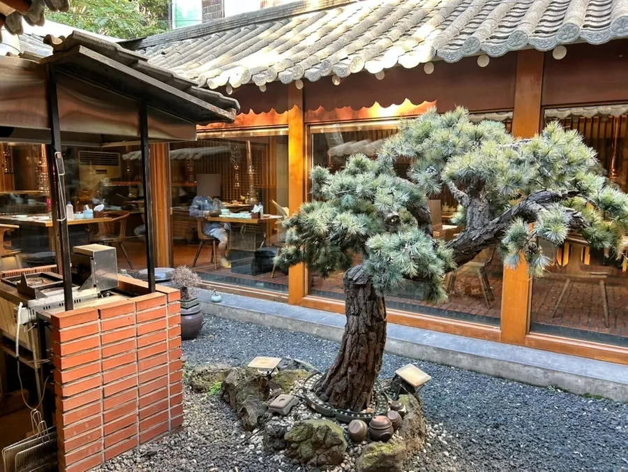 Tonguidong Gukbinkwan's hanok atmosphere