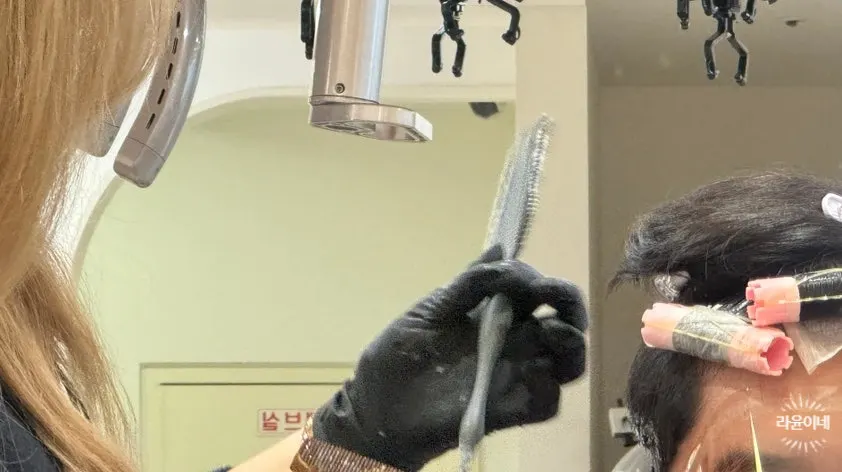 롤을 감아 앞머리 방향을 잡는 작업