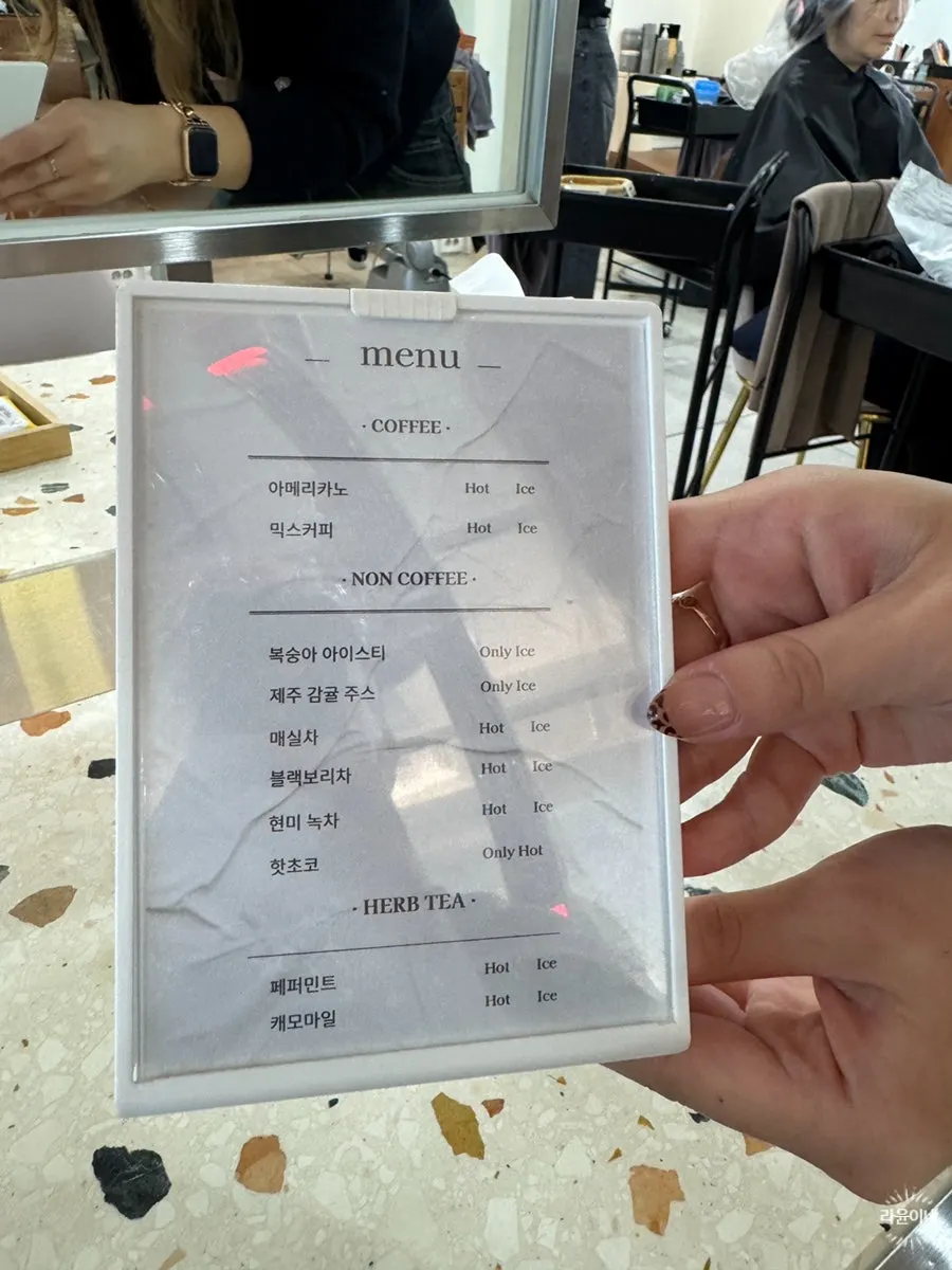 옆머리에 다운펌 약을 도포하는 모습