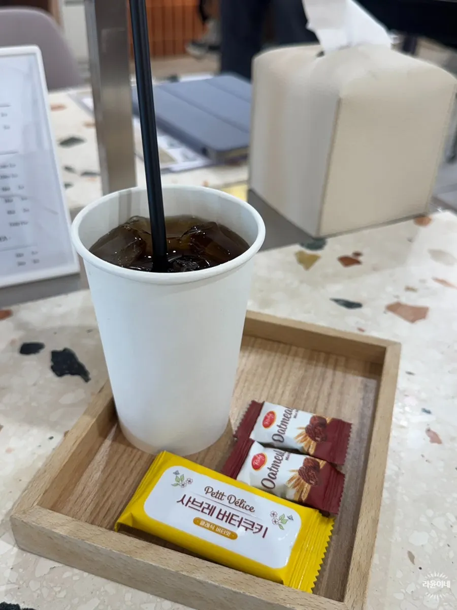 빗으로 결을 정리하는 다운펌 시술