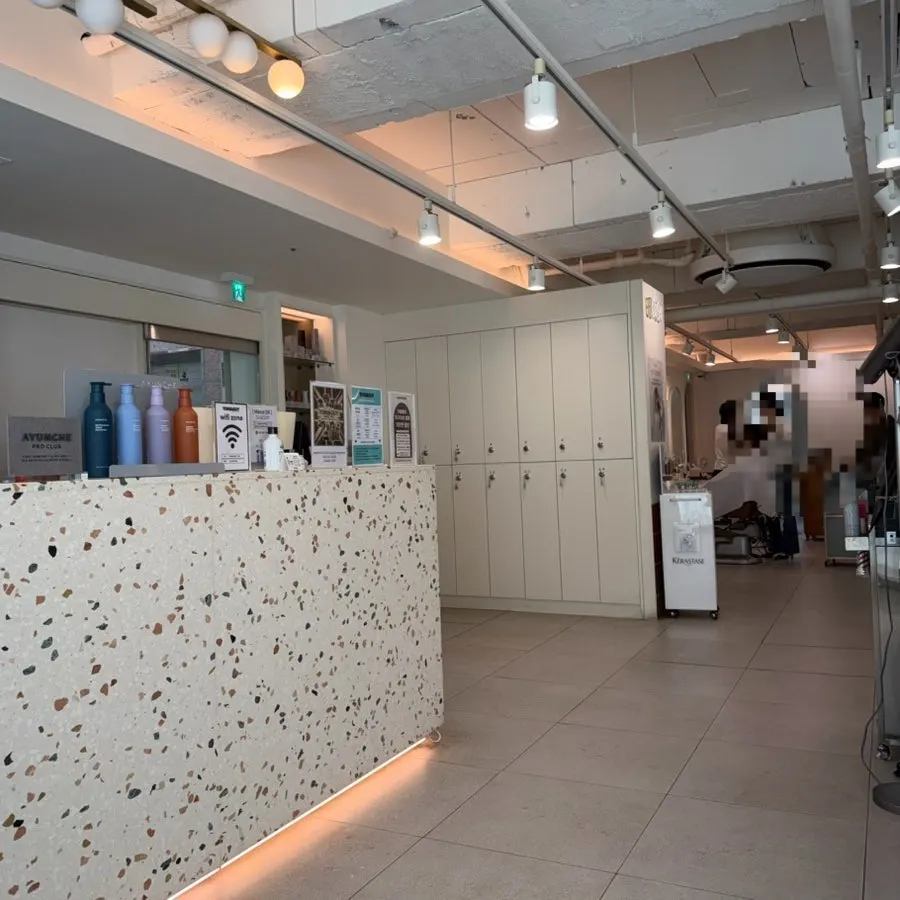 Neatly organized waiting area at TONI&GUY Daechi