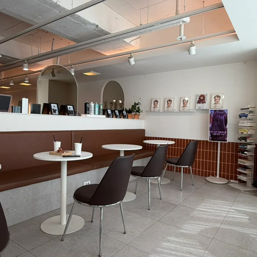 Business hours signage at TONI&GUY Daechi