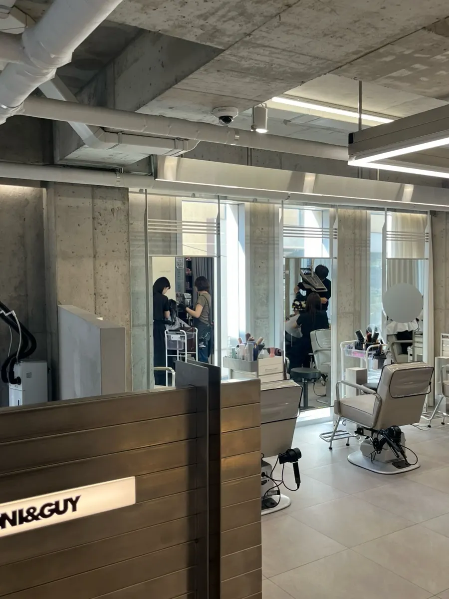 Waiting area and storage space at Toni&Guy Seongsu