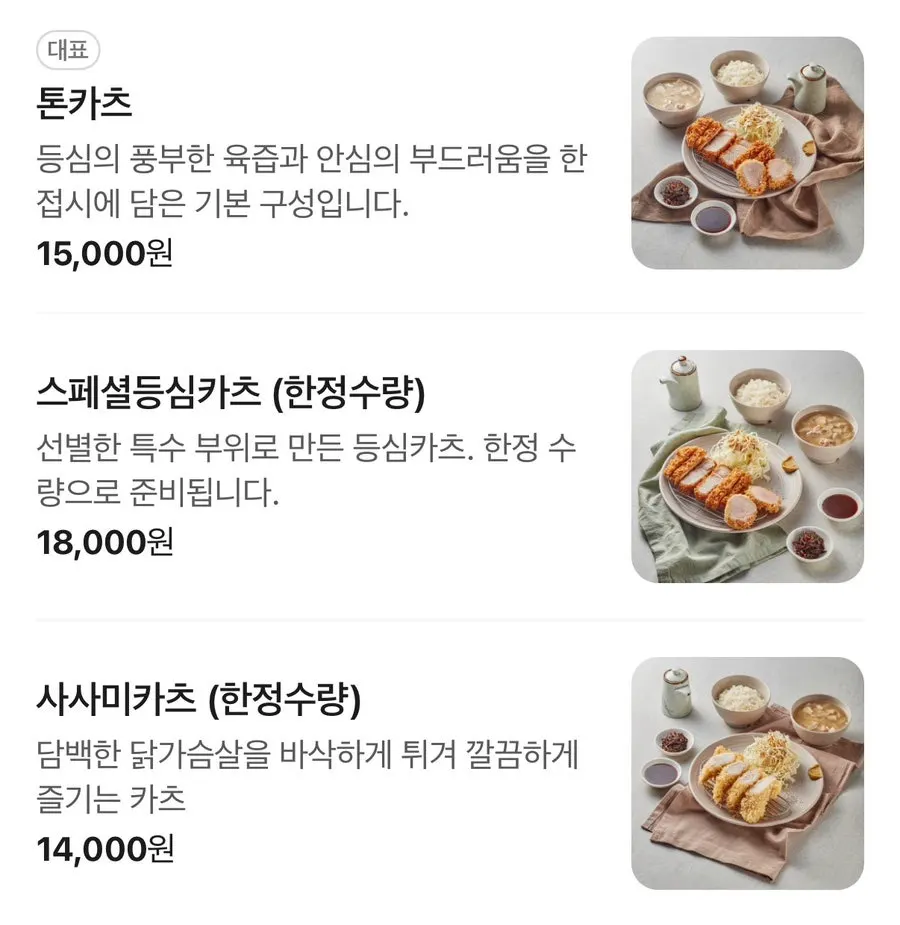 바테이블 옆에 앉은 반려견