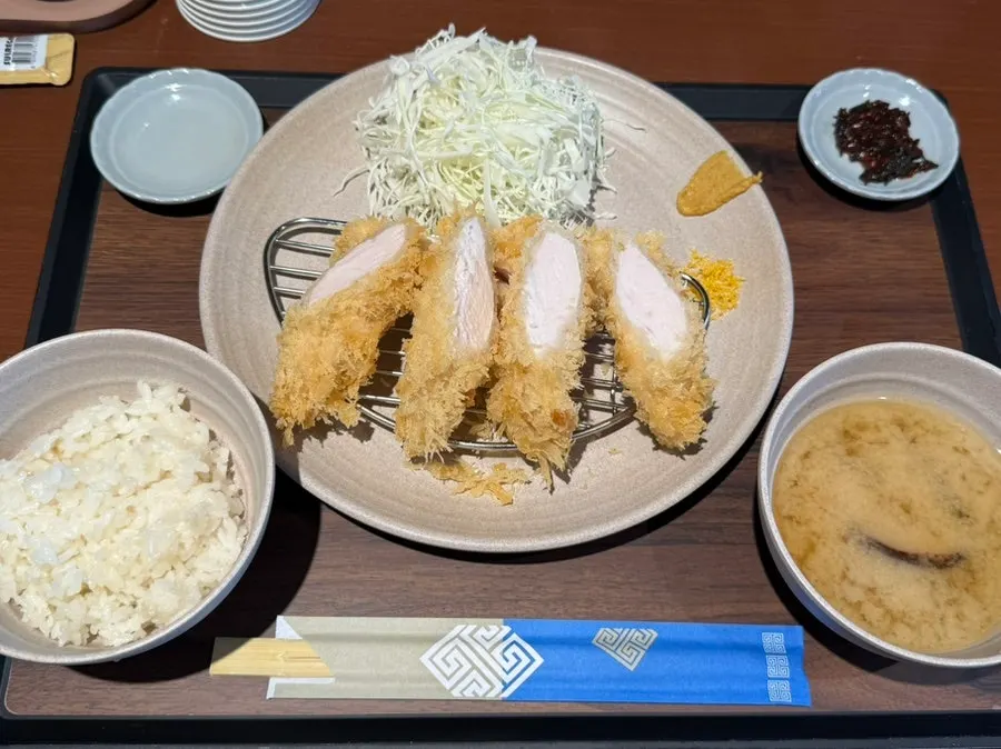 카운터에서 돈카츠 조리하는 모습