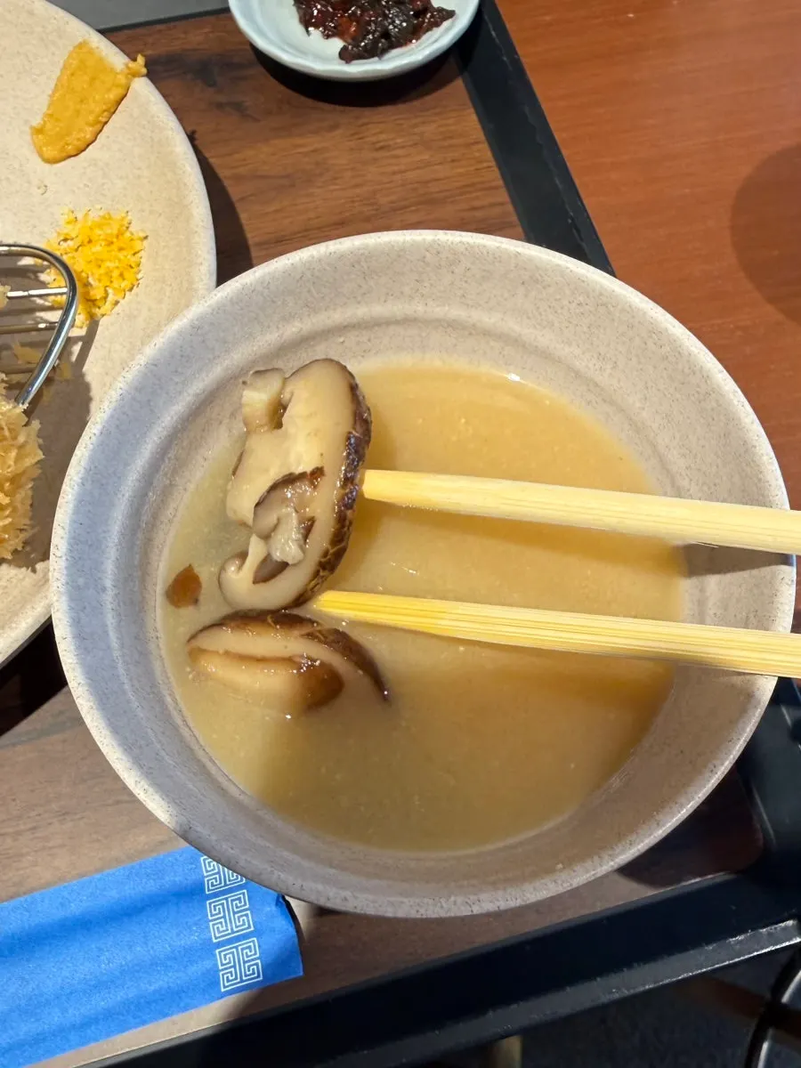 사사미카츠와 톤카츠 세트 상차림