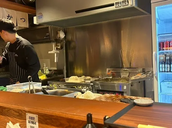 The open kitchen frying tonkatsu