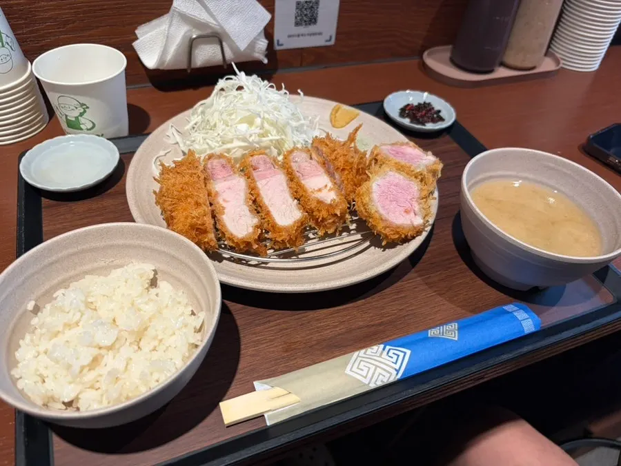 Final steps of preparing tonkatsu at Tonka