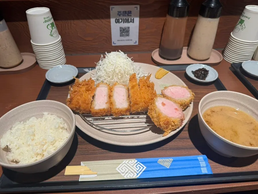정갈하게 담겨 나온 톤카츠 한 상