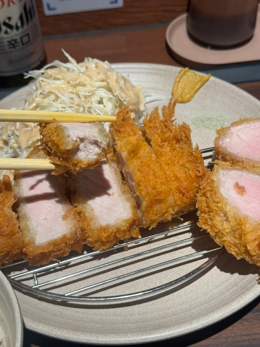 맥주와 소스, 드레싱까지 차려진 톤카 한상