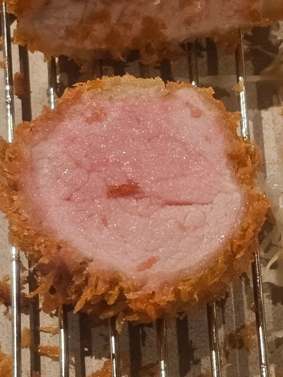 사장님이 직접 조리하는 모습이 담긴 매장 액자