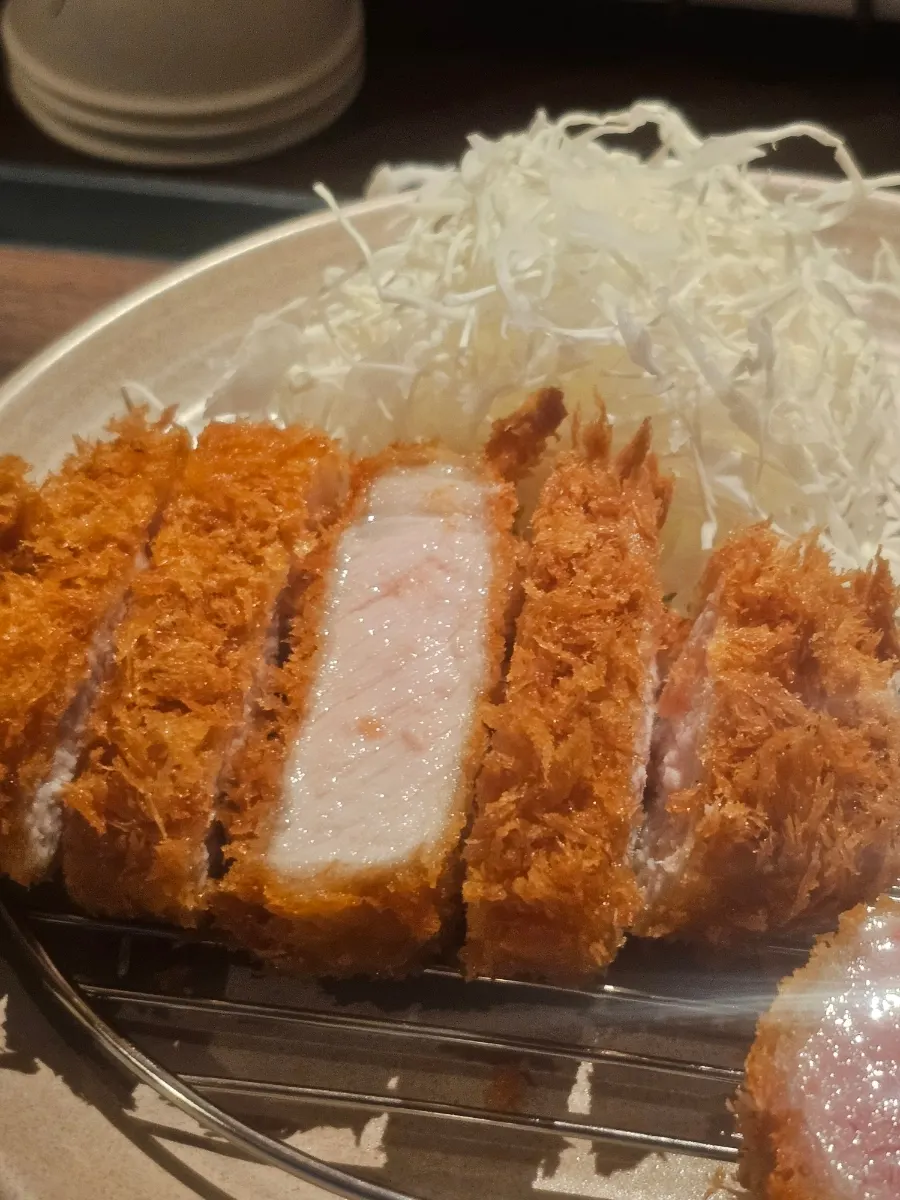 지방층이 붙은 두툼한 등심카츠 단면