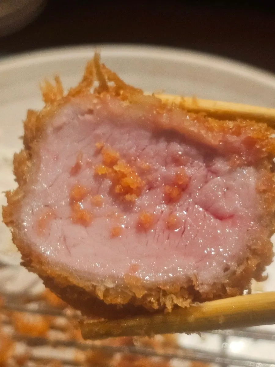 선홍빛 단면이 보이는 안심카츠