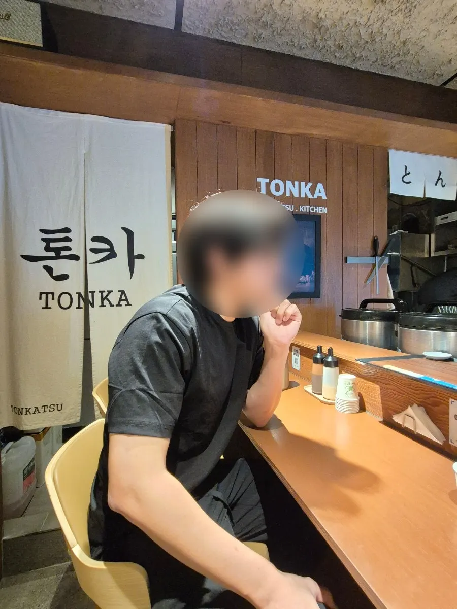 좌석에 놓인 톤카 QR 주문 안내