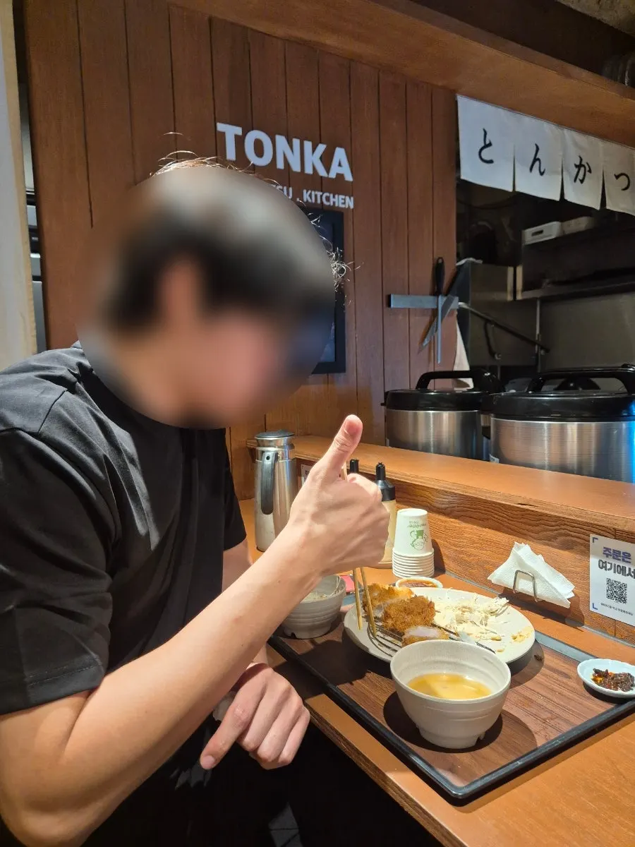 두툼한 등심 돈카츠 한 조각