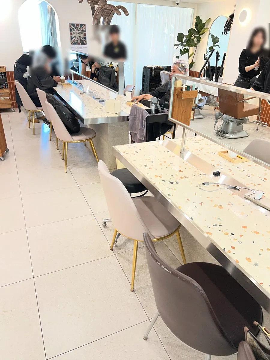 정리된 미용 장비가 놓인 시술 자리