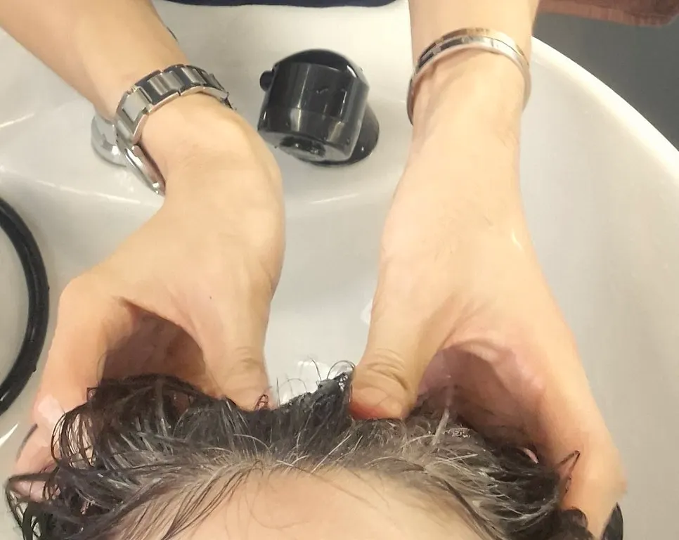 Applying the R1 moisture care product