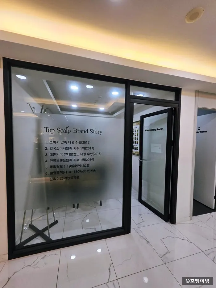 Interior pusat dan pajangan produk