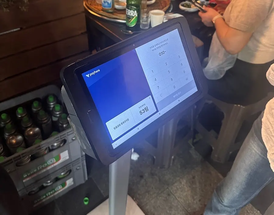 테이블이 가득 찬 탑골공원 종로3가점 야장 전경