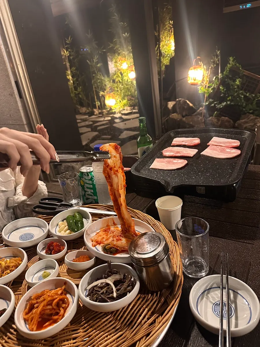 막 나온 급냉 삼겹살 2인분 접시