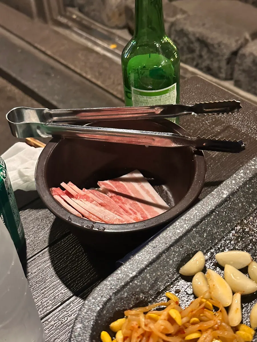 불판에 올린 냉동삼겹살