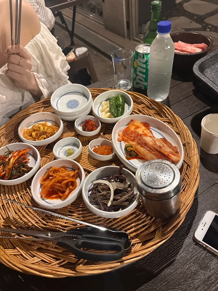 다 볶은 김치볶음밥과 고기가 올려진 상차림