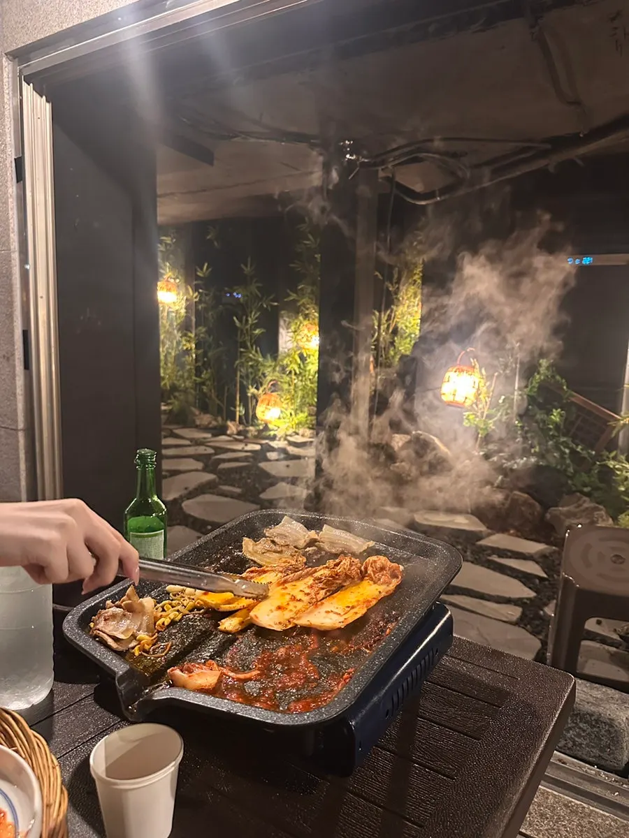 셀프바에서 리필한 김치와 기본 반찬