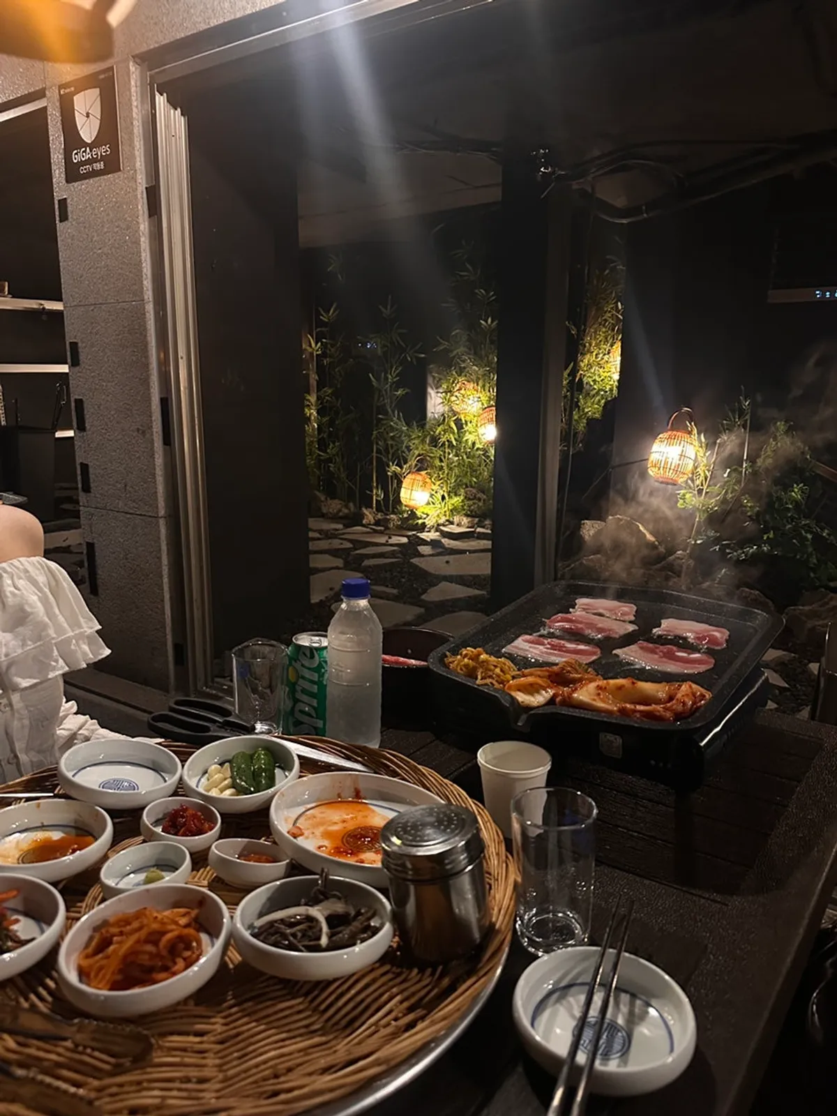 조명으로 꾸며진 탑골공원 종로3가점 야장 분위기