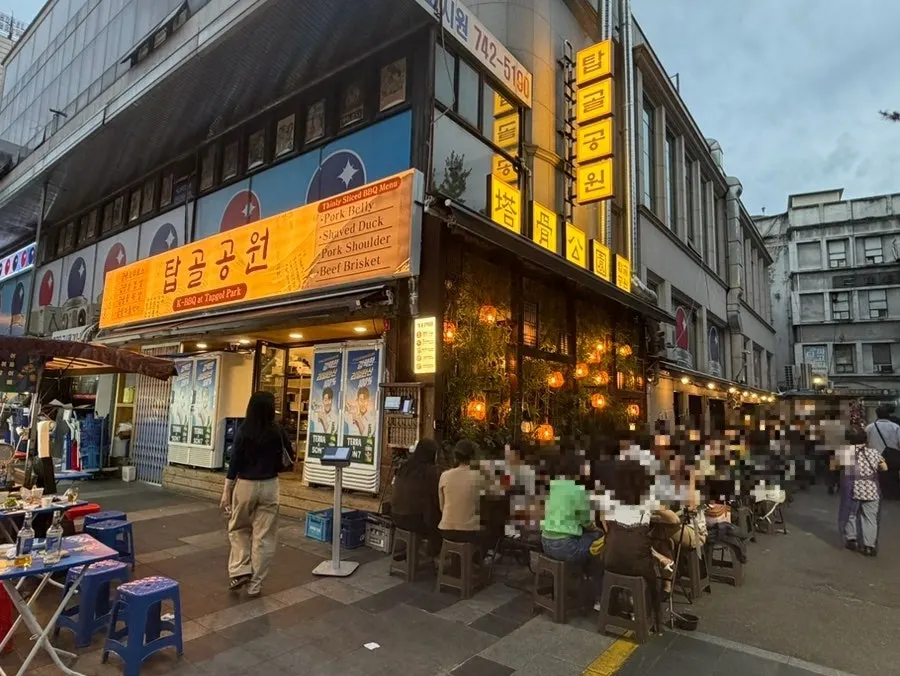 Outdoor tables of Tapgol Gongwon Jongno 3-ga Branch in a Jongno 3-ga alley