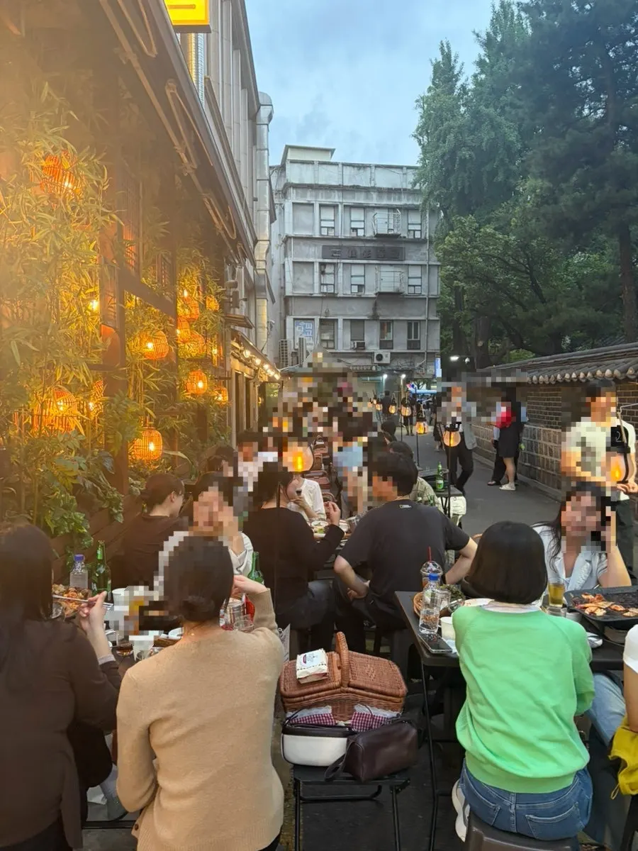 Outdoor seating at Tapgol Gongwon Jongno 3-ga Branch in the evening