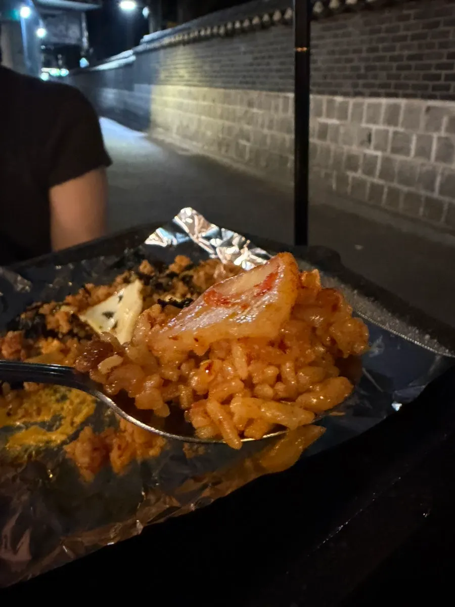 The outdoor table at Tapgol Gongwon Jongno 3-ga Branch after finishing the meal
