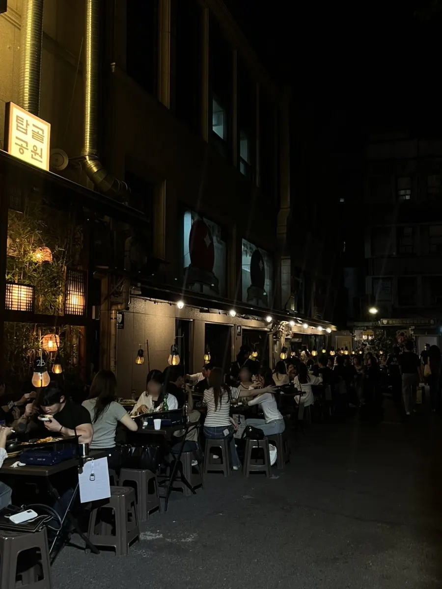 Waiting customers lined up outside the restaurant