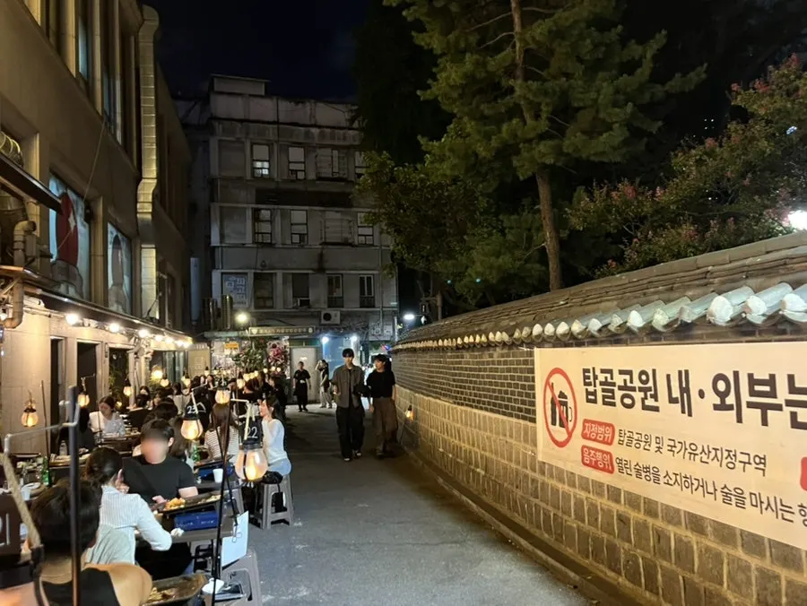 Outdoor tables packed along the Jongno 3-ga tent street