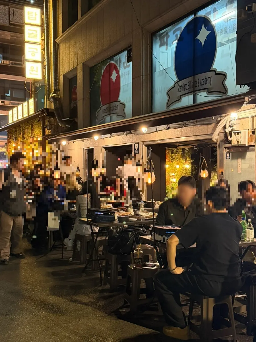 Outdoor seating and entrance of Tapgol Gongwon Jongno 3-ga Branch