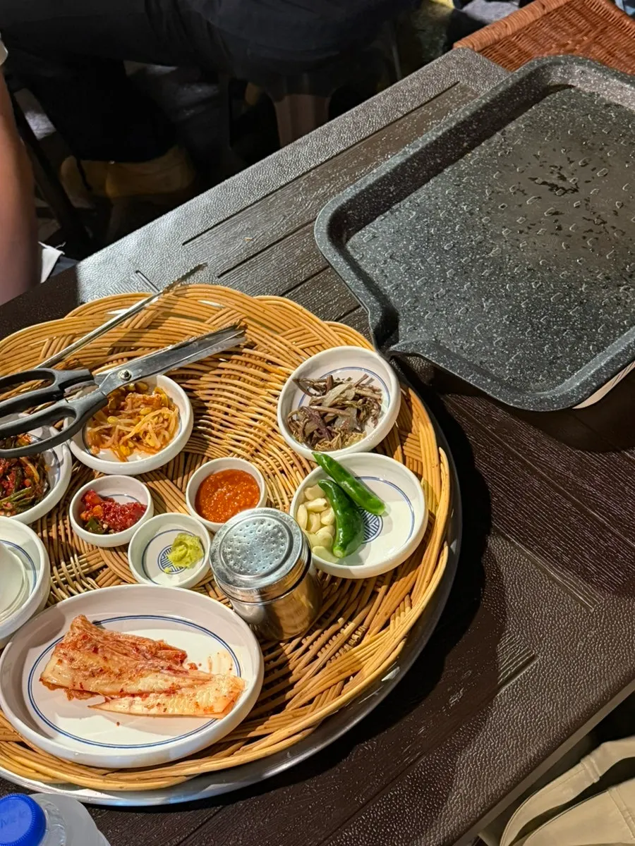 Picnic bag placed between the tables