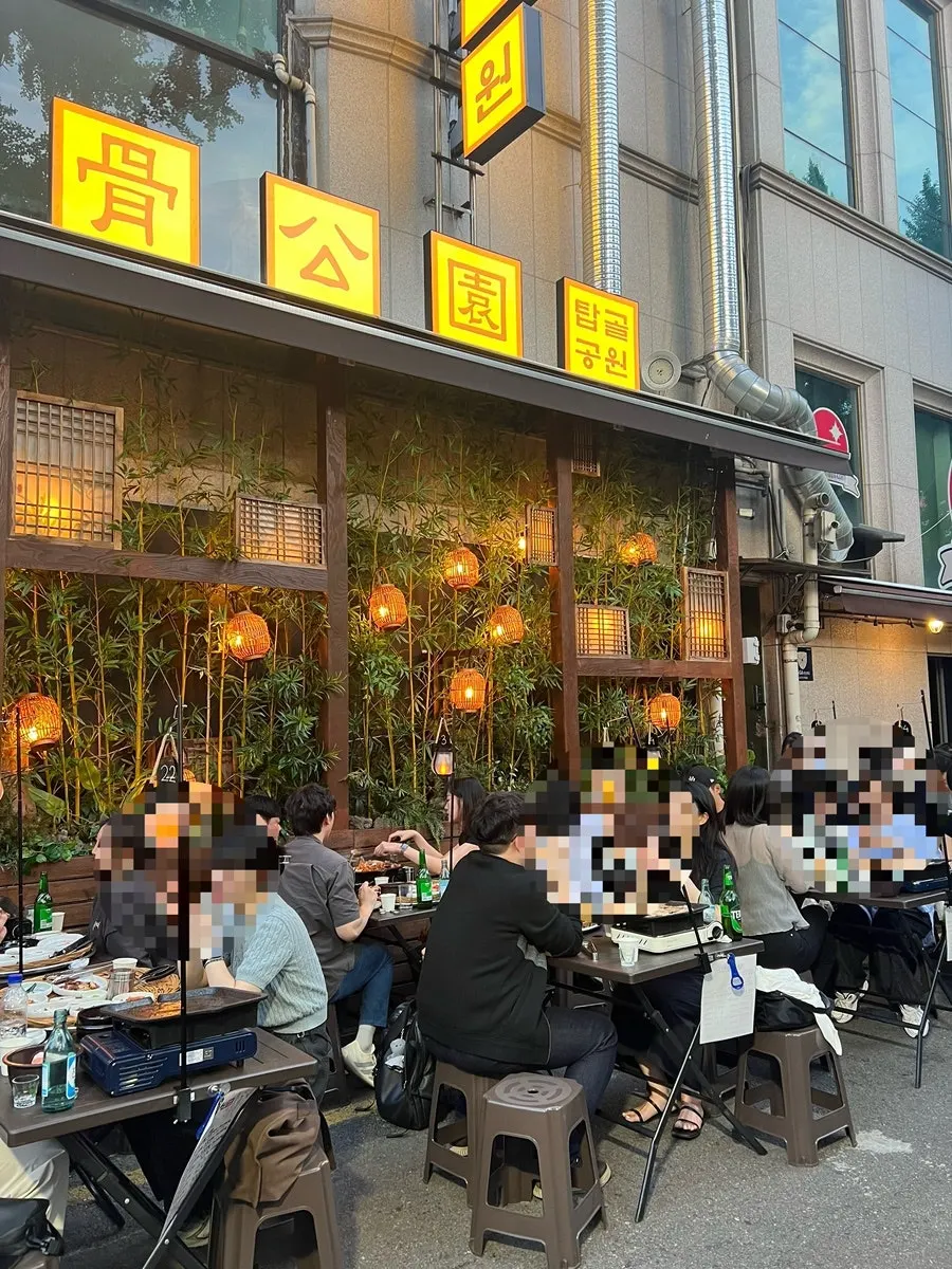 Exterior and outdoor tables at Tapgol Gongwon Jongno 3-ga Branch