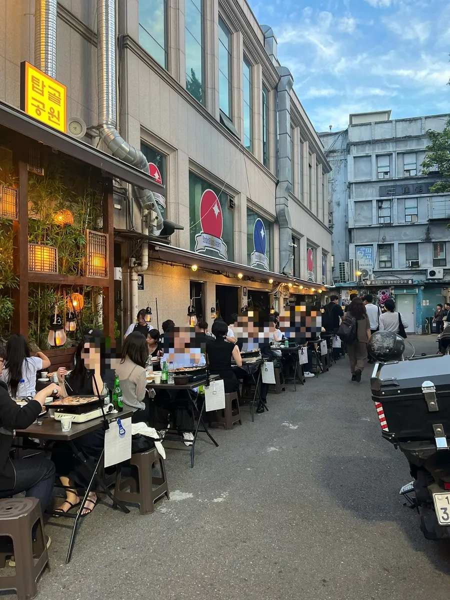 View of the outdoor yajang entrance at Tapgol Gongwon Jongno 3-ga Branch