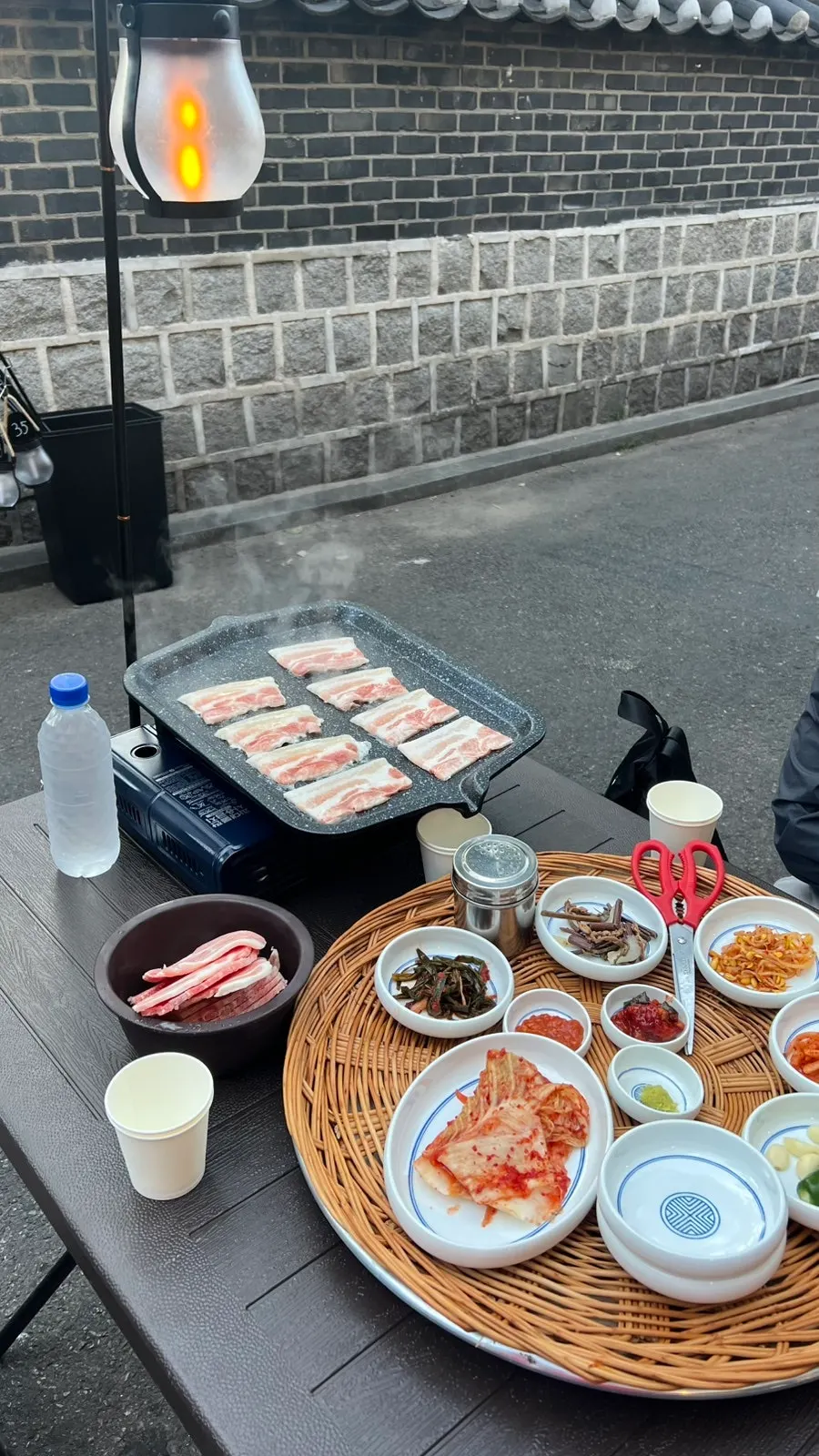 Quick-frozen pork belly and kimchi grilling to a golden brown