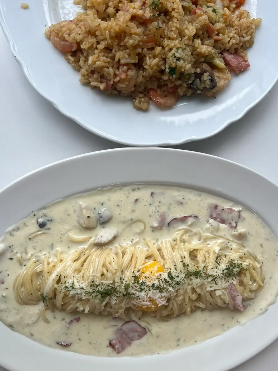 Vegetables and mushrooms inside the pilaf