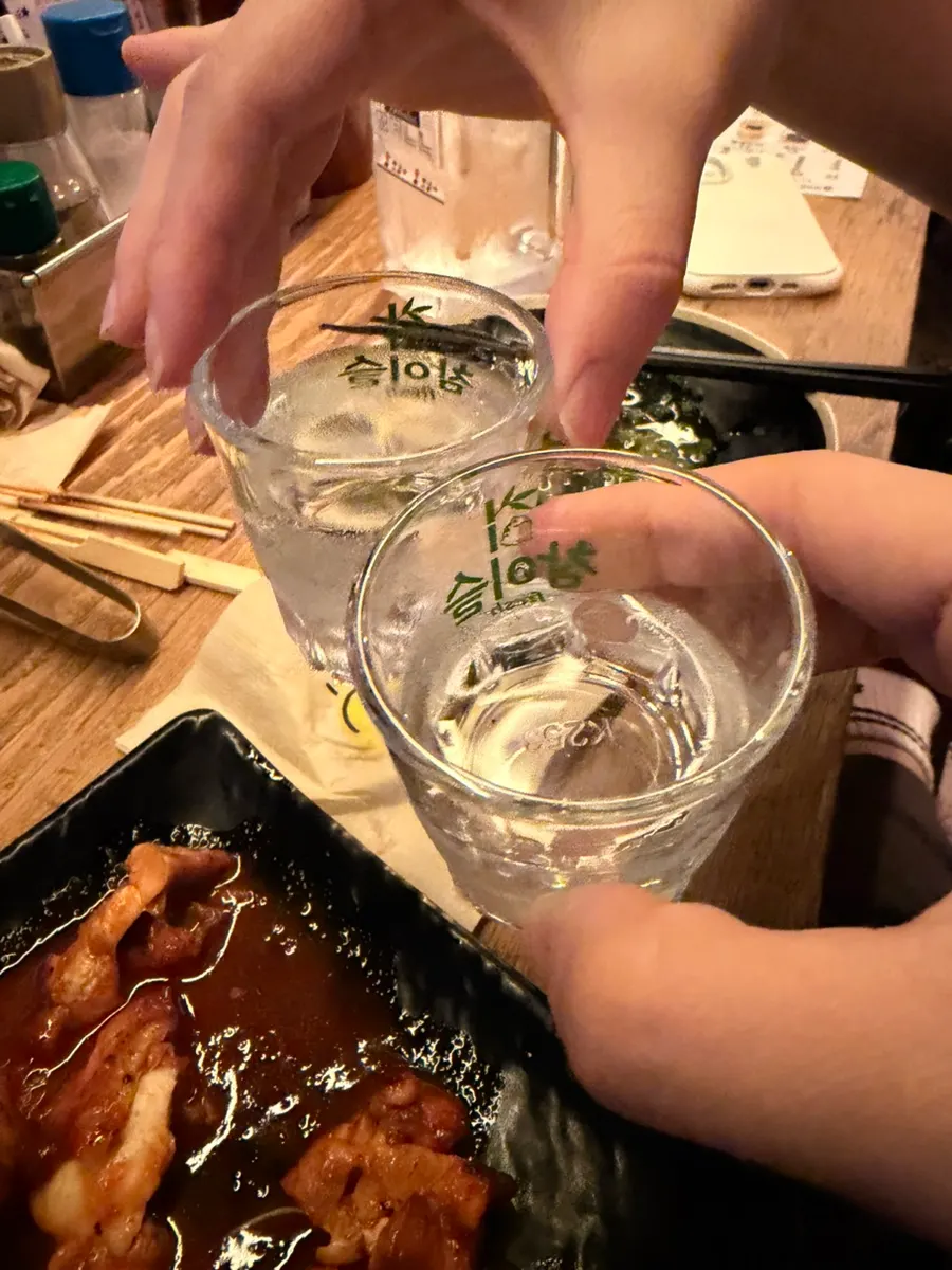 양념 소스를 곁들인 야키토리 상차림