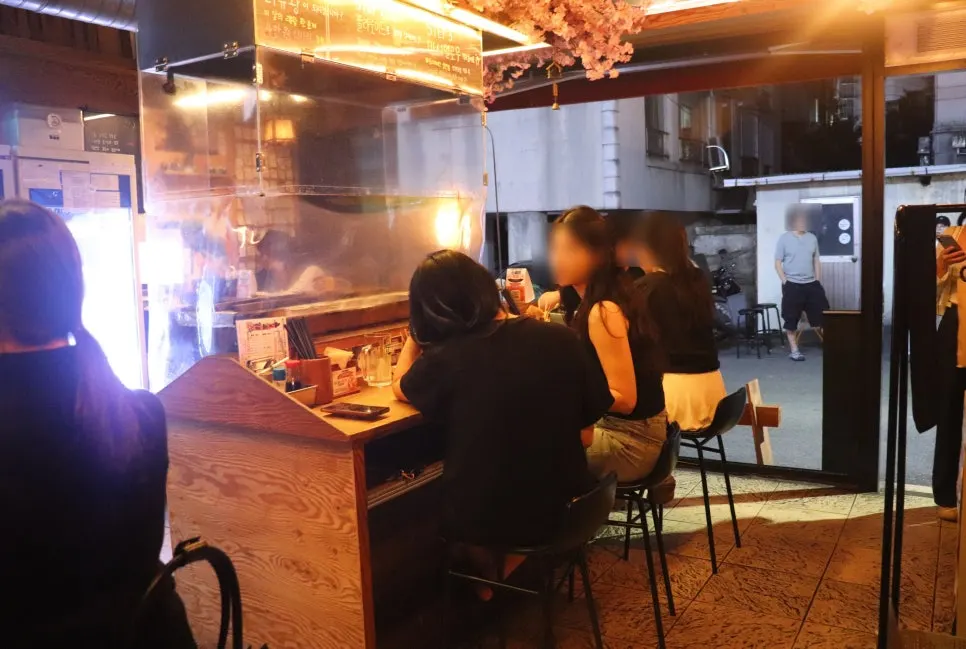 토요일 저녁 손님으로 북적이는 이자카야 매장 내부