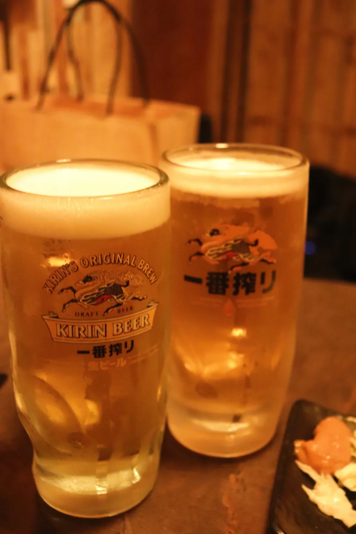 테이블에 놓인 기린 생맥주 한 잔