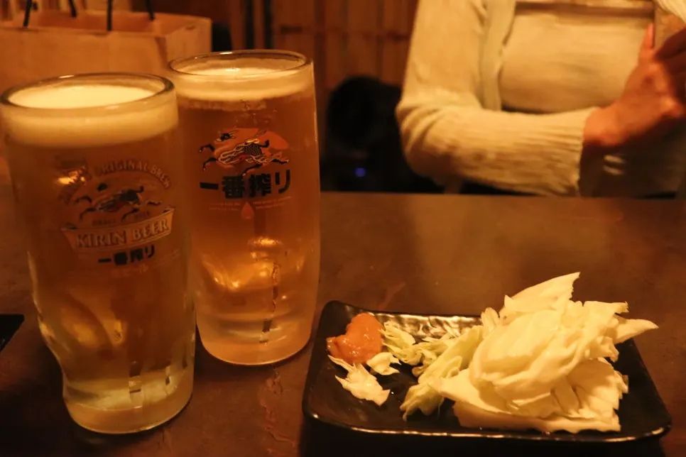 둘이서 주문한 기린 생맥주 두 잔