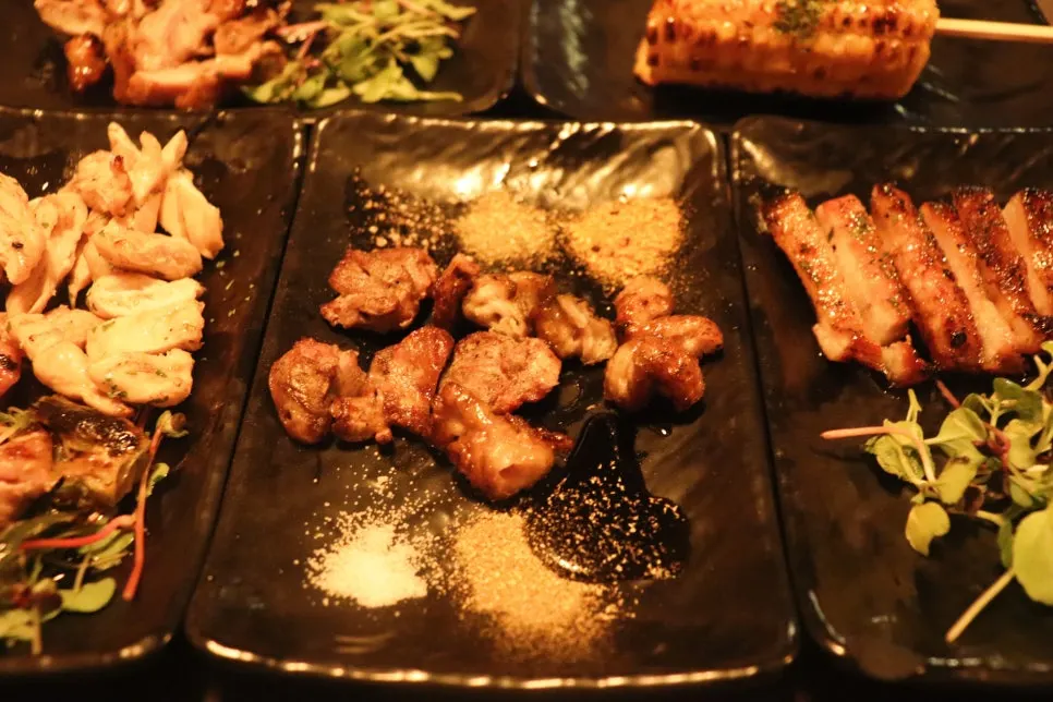 소금구이로 나온 야키토리 꼬치 접시